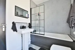 Stylish 2 bedroom apartment - Image 4