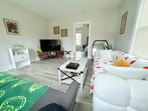 Family-friendly 5-BR Cozy Webster Home w/ Balcony - Image 2