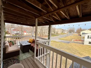 Family-friendly 5-BR Cozy Webster Home w/ Balcony - Image 3