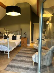 The Dog House, double en-suite - Image 5