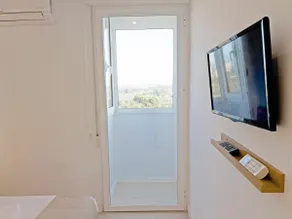 Deluxe Loft, Bright, Parking and Pool - A/C - Image 5