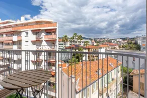 Family Apartment Nice• 2 Balconies • AC • Sleeps 5 - Image 3
