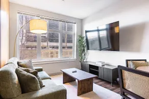 The Hunter: Comfortable • Bright • Amenities! - Image 2