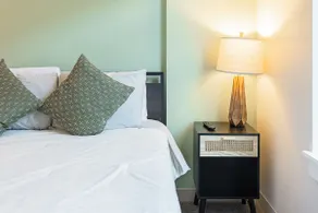 The Hunter: Comfortable • Bright • Amenities! - Image 3
