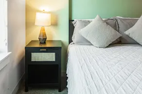 The Hunter: Comfortable • Bright • Amenities! - Image 5