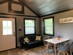 Cozy cabin-center of Pearland E - Image 3