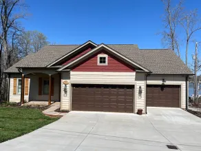 Lake house in Southmont - Image 4