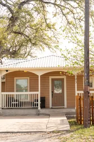 Modern Vintage Gem in Kyle Tx , Near Austin Tx - Image 2