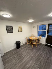 Northampton 2 King Bed SKY TV Driveway Earls Barton - Image 3