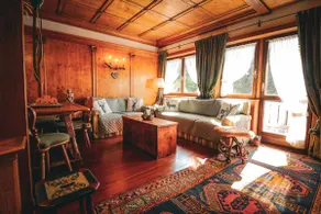 Cortina Wood Home - a short walk from the center - Image 4
