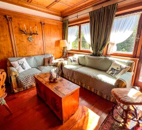 Cortina Wood Home - a short walk from the center - Image 3
