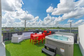 The Luxury 4/3 Sunset View Terrace & Hot Tub Home - Image 3