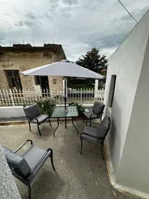 Vacation home with courtyard and outdoor storage - Image 5