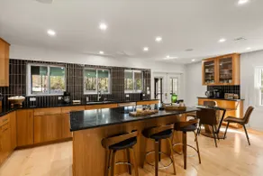 Waterfront Group Retreat: 5 Baths, 2 Full Kitchens - Image 4