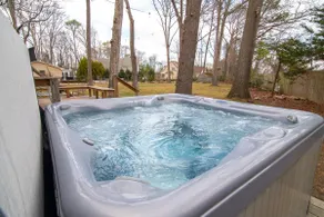 Hot tub, Fire-pit, Bike Path, Private backyard - Image 2