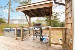 Hot tub, Fire-pit, Bike Path, Private backyard - Image 4