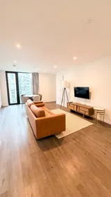 Balcony Modern Central MCR City View FREE Parking - Image 2
