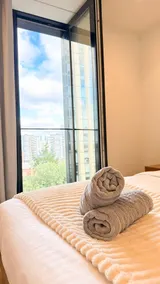 Balcony Modern Central MCR City View FREE Parking - Image 5