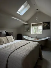 Romantic Derbyshire Cottage, Roll Top Bath - Image 2