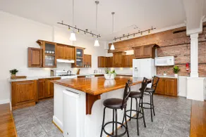 Elegant Spacious Historic Loft in Downtown Area - Image 4