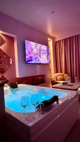 Green Studio - Private Jacuzzi - Private Balcony - Image 4