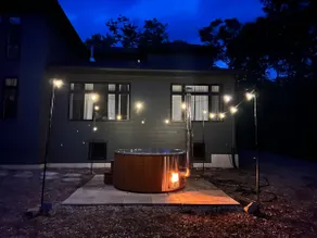 Luxe Muskoka retreat for 8, hot tub sauna fire pit - Image 5