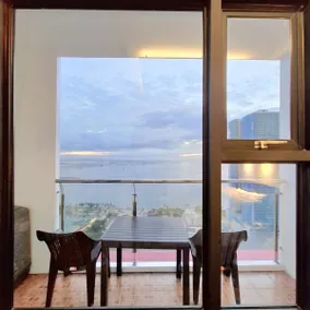 StayLuxia Manilabayview King 1BR 1BA Junior Suite w/ Balcony, Pool, Netflix - Image 2