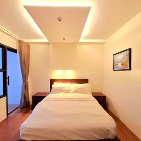 StayLuxia Manilabayview King 1BR 1BA Junior Suite w/ Balcony, Pool, Netflix - Image 5