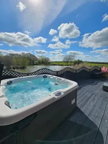 Lakefront Lodge with Hot Tub - Aylesbury Lodge - Image 2