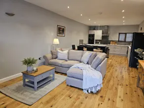 Lakefront Luxurious Lodge - Aylesbury Lodge - Image 2