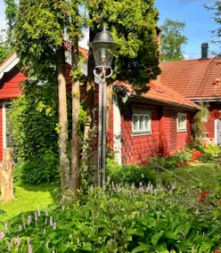 Charming valley cottage with lake view - Image 3