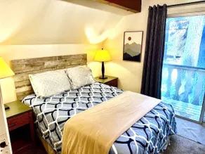 Home in Yosemite-Brookside Cottage-Sleeps 10 - Image 5