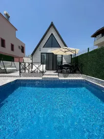 Detached Bungalow with Private Heated Pool - Image 2