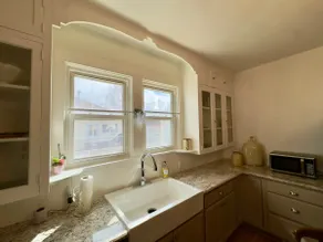 Recently Renovated Charming Cottage - Image 4