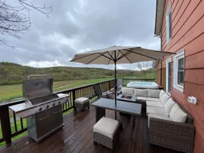 Old Country Farmhouse 150 Acre View With Hot Tub - Image 2