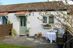 Modern Country Cottage Stay - Image 5
