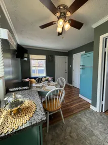 Vintage Cozy Spot Near Downtown - Image 4