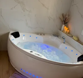 “Gîte la Calade” with a whirlpool bathtub - Image 2