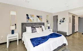 Blue & Gold Luxury Suite - Image 4