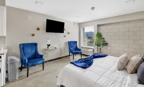 Blue & Gold Luxury Suite - Image 3