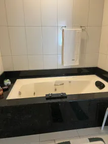 5-Star Comfort 3-Bedroom House with Private Hot Tub - Image 5