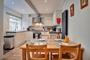 Cozy Countryside Cottage with Parking, Harrogate - Image 4