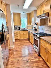 Comfy Townhouse Near Starbucks, Safeway & Shops - Image 4