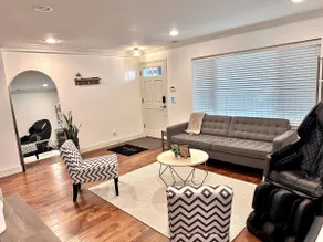 Comfy Townhouse Near Starbucks, Safeway & Shops - Image 2