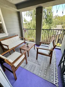 Comfy Townhouse Near Starbucks, Safeway & Shops - Image 3