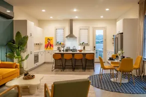 1 mi to Aquarium, 3BR townhome, pets OK, parking - Image 3