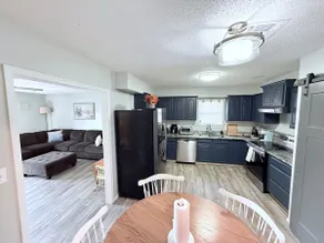 Cozy & Spacious home-away-from-home| EZ I35 access - Image 3