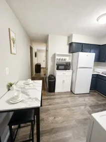 Ashland Retreat • 2BR King/Queen • Full Kitchen - Image 2