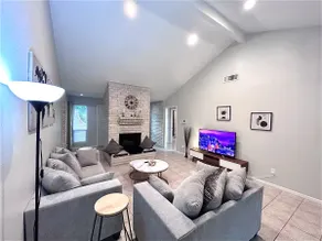 The Royal Oaks Houston Hideaway - Image 3
