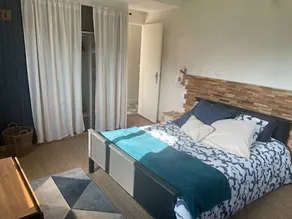 An apartment in a house - Image 4